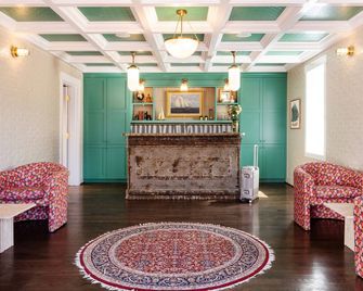 Arrive Wilmington - Wilmington - Hall