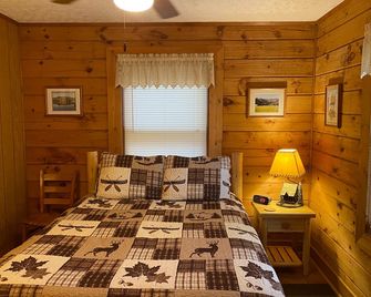 Misty Creek Log Cabins - Maggie Valley - Bedroom