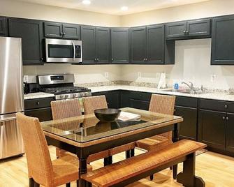 Cozy Farm Apartment (B) surrounded by private wooded park - White Hall - Kitchen