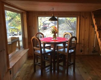 Vineyard views from our cozy Montezuma Cabin - Monticello - Essbereich