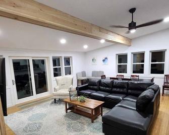 5br, private beach, waterfront for year round fun. Close to Ski and trials. - Ossipee - Living room