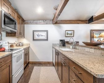 Roomy townhome next to golf course with lovely deck & Teton views from living room - Moose - Cocina