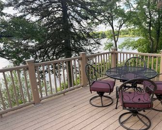 Cozy lake side cabin located between Sauk Centre and Long Prairie - Sauk Centre - Balkon