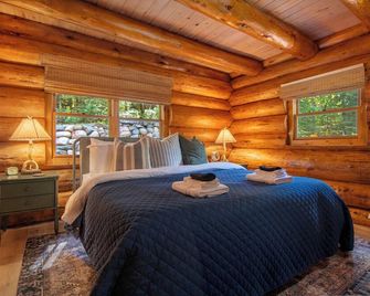 Hot Tubwaterfrontking Bedsfast Wificozy Log Cabin In Eagle River - Eagle River - Bedroom