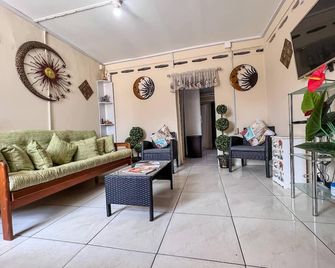 Angelene's place - Oui Papa! - San Juan - סלון