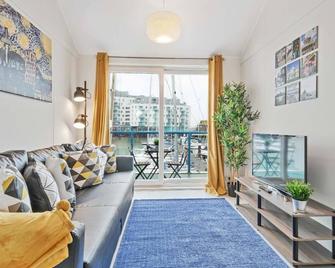 On the Water with Free Parking - By My Getaways - Brighton - Living room