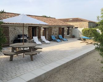 Historic Stone Built 4 Bedroom Farmhouse. Close to beaches and adventure parks. - Longeville-sur-Mer - Patio