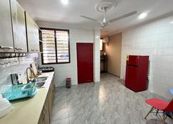 Hidden Gem In Oyibi New 2 Luxury Bedroom Apartment - Aburi - Kitchen