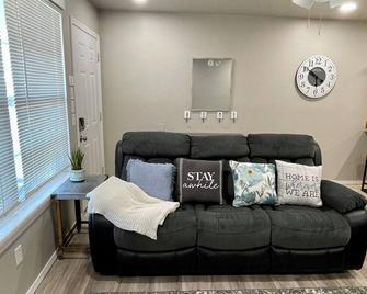 Charismatic and Clean- 2 Bedroom Duplex - Ada - Sala de estar