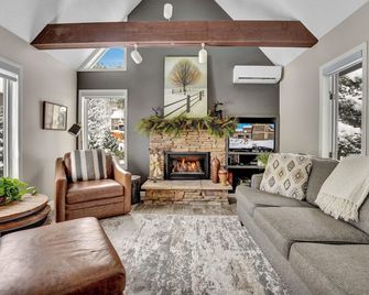Peek 'N Peak-Golf & Ski-Affordable Rates, Minutes to SkiLift & Aerial Course - Clymer - Living room