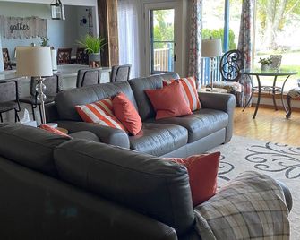 Lakefront home with patio, dock , kayaks , fire-pit a perfect family getaway! - Brewerton - Olohuone