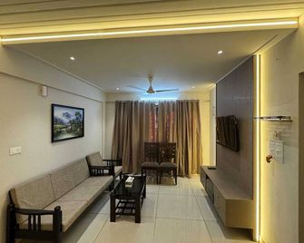 Urban Vibes Service Stay - Mangalore - Living room
