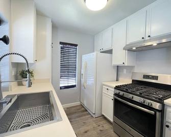 Lovely 1-Bedroom Corner Condo! - San Diego - Kitchen