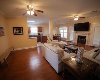 5 miles to Bourbon St. ! Historic Neighborhood of Old Arabi. Family friendly! - Arabi - Living room