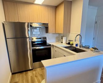 Newport Beach Modern Studio With A Patio-A/C-Resort Pool- 24/7 Gym- & more - Newport Beach - Keittiö