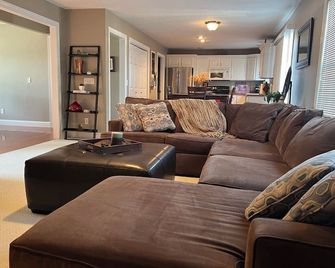 Safe & Spacious 3BR/3BA family and pet friendly home near TBK sports complex - Davenport - Living room