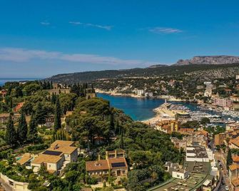 Hôtel Eden Cassis - centre-ville- piscine chauffée, jacuzzi et sauna - parking privé - Cassis - Außenansicht