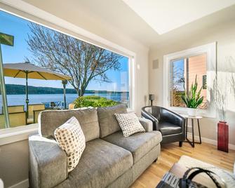 Erlands Point Beach House - Bremerton - Living room