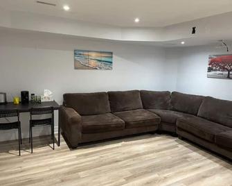 Spacious 1 bedroom basement - Milton - Obývací pokoj