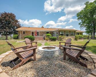 On Deep Creek Time: Lake Area, Hot Tub, Pool Table, Fireplace! - Friendsville - Patio