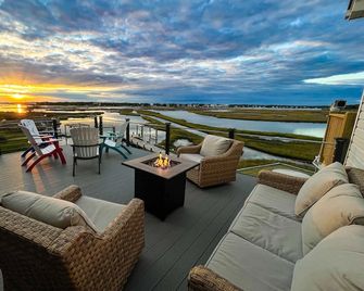 Happy Ours! Sound waterfront TH with dock stunning views! ~5 min walk to beach. - Sneads Ferry - Balcón