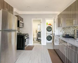 Modern 3-Bdrm Apt in Black Rock - Bridgeport - Kitchen