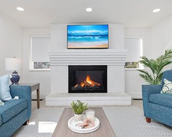 Fin's Inn & Suites - Myrtle Beach - Living room