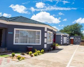 Ramatie Guest Palace - Kasane - Building