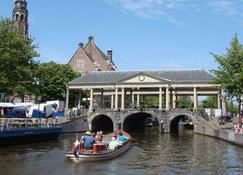 Beautiful first and second floor apartment in historic Leiden - Lejda - Budynek