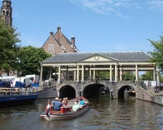 Beautiful first and second floor apartment in historic Leiden - Lejda - Budynek