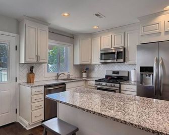 3-bedroom house in charming Baltimore with AC, WiFi, fitness room - Baltimore - Kitchen