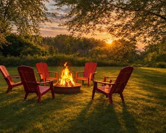 Riverwoods Retreat | Game Room, Hot Tub & Sauna - Sheboygan Falls - Patio
