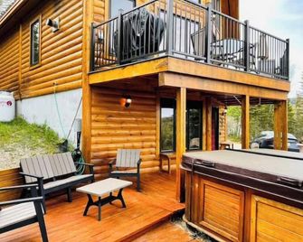 Le Rustique: Family relaxation on the mountain overlooking the river (Charlevoix) - Saint-Joseph-de-la-Rive - Patio