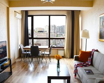 Chic 1BR Cascade Views and Near Opera - Yerevan - Living room