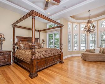 Champagne Taste | Level, Lakefront, Private Dock - McHenry - Habitación