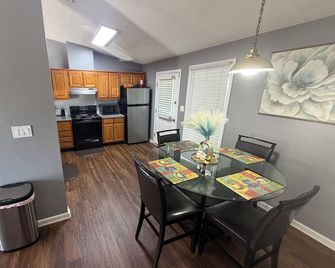 Beautiful Private 3 Bedroom Home - Albany - Jídelna