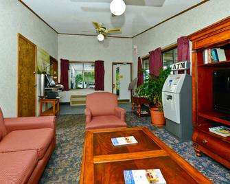 M Star Hotel Covington - Covington - Living room