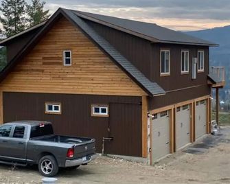 Cozy carriage house apartment with gorgeous Mount Ida views. - Salmon Arm - Gebouw
