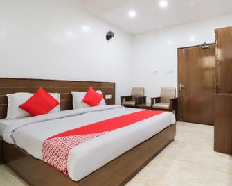 OYO 47609 Hotel Diamond Plaza - Sītāpur - Bedroom