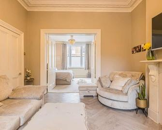 Charming 1 Bedroom Retreat in Central Windsor - Windsor - Living room