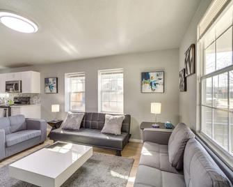 Convenient Tulsa Home - 2 Mi to Downtown! - Tulsa - Living room