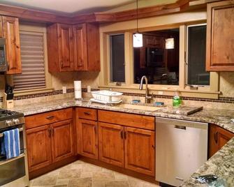 Pine Nook, a cozy private home near Lake George and Bolton Landing - Diamond Point - Cocina