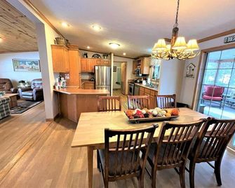 A Woodlands Retreat @ Spring Brook Resort - Wisconsin Dells - Comedor