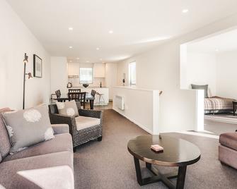 Blue Peaks Apartments - Queenstown - Living room