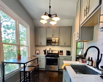 Small Stay: Farmhouse Cabin, Big on Outdoor Space - Fox Lake - Cucina