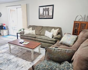 Cozy Lawrence 1br Near Ku - Wi-Fi & Patio - Lawrence - Obývací pokoj