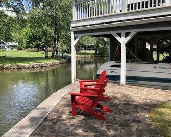 On Lake Burton! Lake House With Boat Dock! Boat Available For Rent! - Clayton - Binnenhof