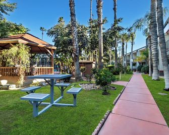 Hiltop Hotel - Bakersfield - Veranda