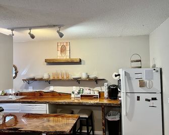 Charming& Cozy Cabin walking distance to downtown and trails - Cloudcroft - Kitchen