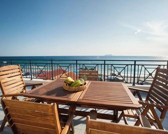 Cozy beach front located residence. - Kokkinos Pyrgos - Balcón